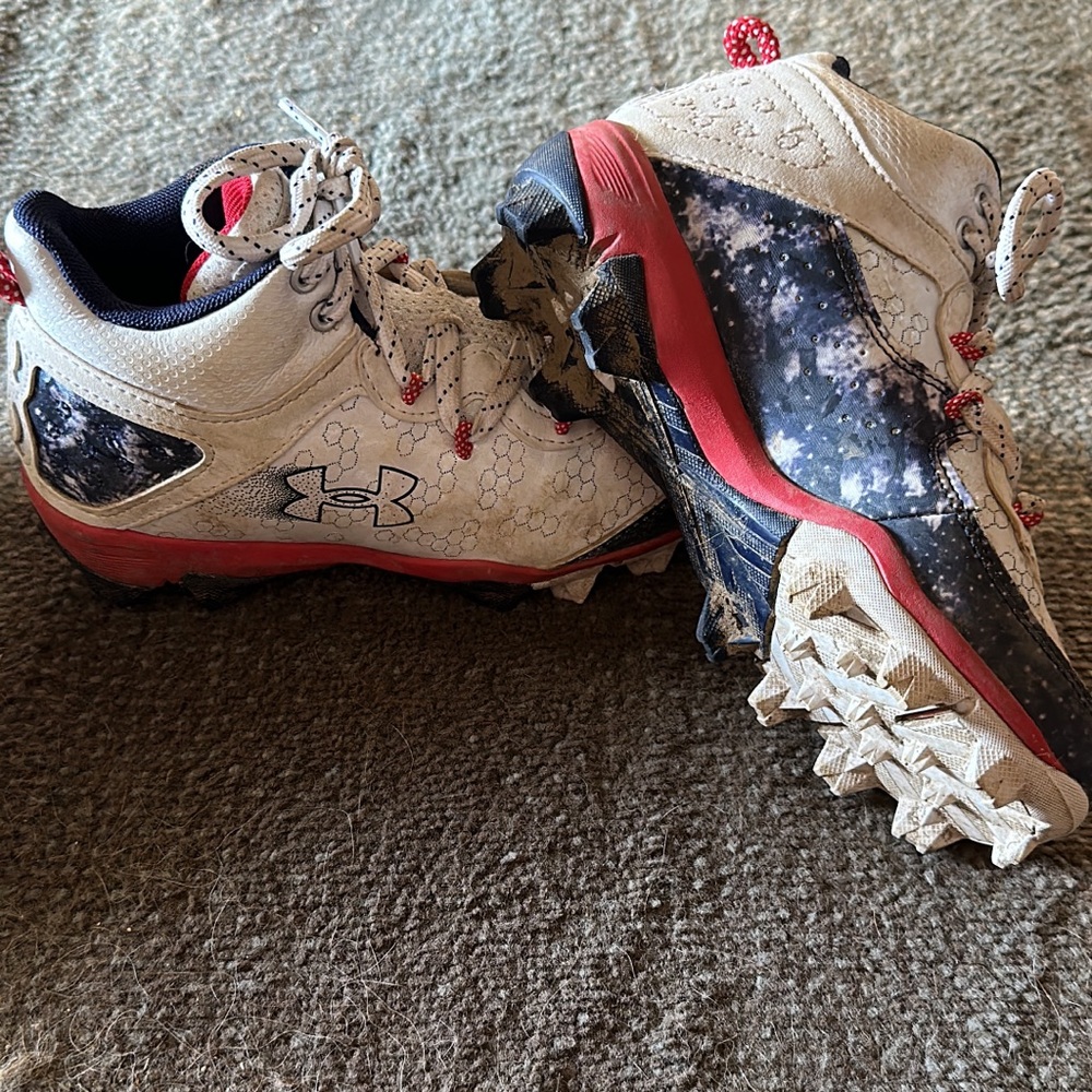 Underanour baseball cleats
